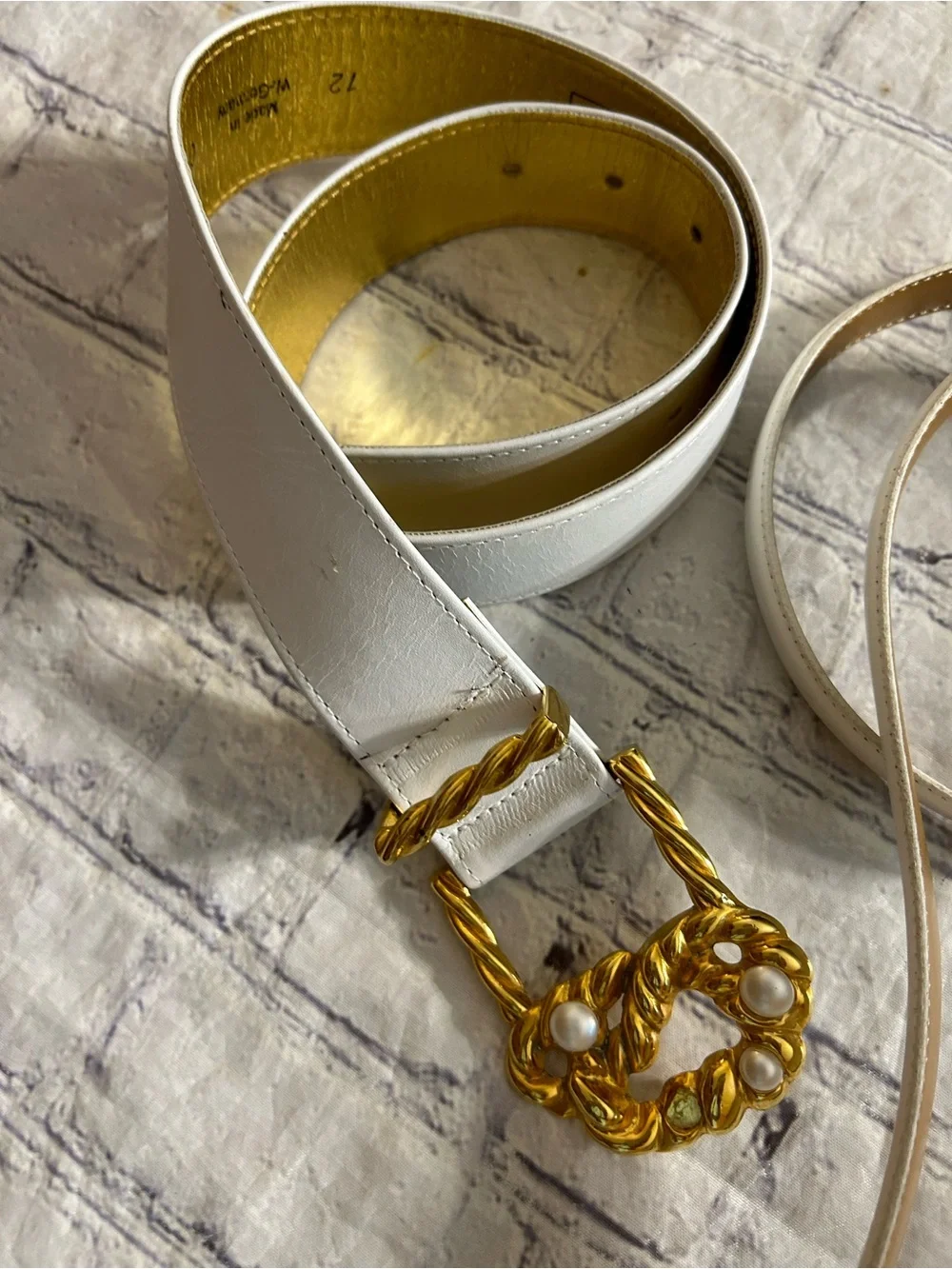 MONDI MADE IN GERMANY WHITE WITH GOLD TONE BUCKLE & THIN OFF WHITE VTG BELT